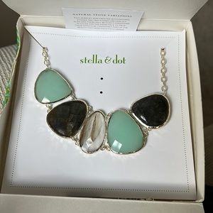 Brand new never worn Stella & dot statement necklace.